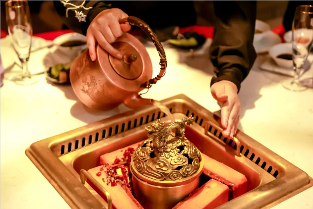 火鍋“新物種”強勢崛起！“發(fā)酵鍋底”正在升級火鍋賽道